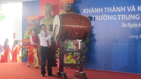 Chủ tịch nước đánh hồi trống khai trường.