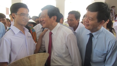 Chủ tịch nước ân cần hỏi han, lắng nghe các em học sinh.