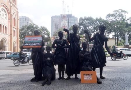 Độc đáo "tượng đen"...đi dạo giữa trung tâm Sài Gòn - 2 Độc đáo tượng đen...đi dạo giữa trung tâm Sài Gòn