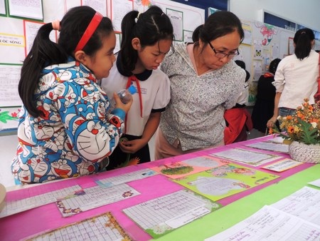 “Chấm điểm” bằng nhận xét: Băn khoăn - 2 Học sinh sẽ giảm được áp lực học tập, ganh đua khi đánh giá bằng nhận xét thay cho điểm số.