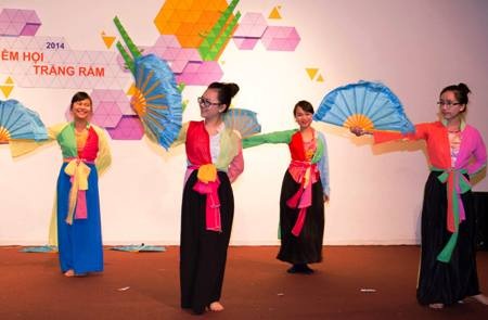 Du học sinh ở Úc tổ chức trung thu nơi xứ người - 2 Các bạn du học sinh múa nón, múa quạt trong đêm hội Trăng rằm