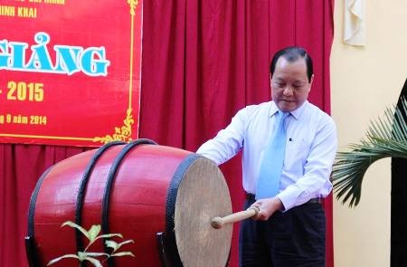 Bí thư Thành ủy TPHCM Lê Thanh Hải đánh trống khai trường tại Trường THPT Nguyễn Thị Minh Khai.