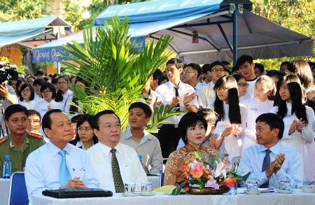 Nữ sinh ngôi trường 100 tuổi tươi tắn đón năm học mới - 1 Nữ sinh ngôi trường 100 tuổi tươi tắn đón năm học mới