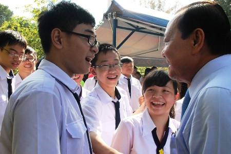 Nữ sinh ngôi trường 100 tuổi tươi tắn đón năm học mới - 2 Bí thư Thành ủy TPHCM, ông Lê Thanh Hải trò chuyện cùng học sinh của trường