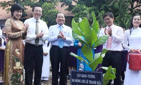 Lãnh đạo Thành ủy cùng lãnh đạo ngành giáo dục TPHCM trồng cây bàng vuông tại ngôi trường trăm tuổi