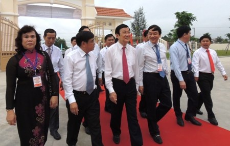 Chủ tịch nước Trương Tấn Sang đánh trống khai trường tại Long An - 1 Chủ tịch nước Trương Tấn Sang đánh trống khai trường tại Long An