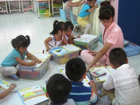 TPHCM: Bảo mẫu mầm non được vào biên chế - 1 Giáo viên mầm non ở TPPHCM sẽ có bảo mẫu hỗ trợ trong việc chăm sóc trẻ, vệ sinh trường lớp...