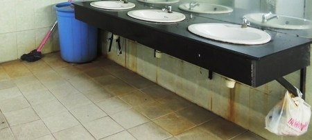 Nhà trường vào mùa “than nghèo, kể khổ” - 1 Nhà trường vào mùa “than nghèo, kể khổ”