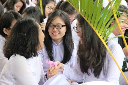 Nữ sinh ngôi trường 100 tuổi tươi tắn đón năm học mới - 3 Bí thư Thành ủy TPHCM, ông Lê Thanh Hải trò chuyện cùng học sinh của trường