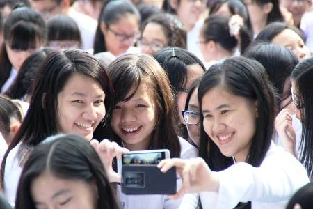 Nữ sinh ngôi trường 100 tuổi tươi tắn đón năm học mới - 4 Năm học này, trường đón hơn 600 tân học sinh lớp 10.