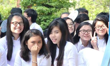 Nữ sinh ngôi trường 100 tuổi tươi tắn đón năm học mới - 6 Năm học này, trường đón hơn 600 tân học sinh lớp 10.
