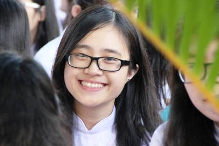 Nữ sinh ngôi trường 100 tuổi tươi tắn đón năm học mới - 9 Các bạn học sinh giơ cao những tấm bảng ghi rõ mục tiêu phấn đấu trong năm học mới.