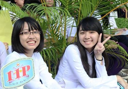 Nữ sinh ngôi trường 100 tuổi tươi tắn đón năm học mới - 10 Các bạn học sinh giơ cao những tấm bảng ghi rõ mục tiêu phấn đấu trong năm học mới.
