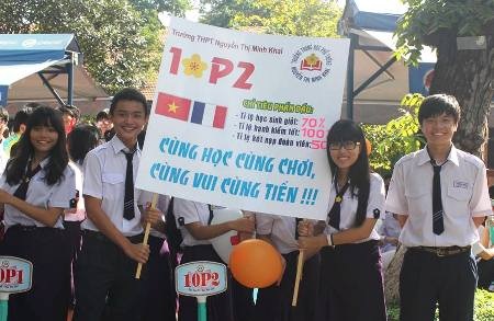Nữ sinh ngôi trường 100 tuổi tươi tắn đón năm học mới - 11 Các bạn học sinh giơ cao những tấm bảng ghi rõ mục tiêu phấn đấu trong năm học mới.
