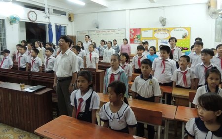 Lễ khai giảng vào... ban đêm - 1 Thầy trò Trường Phổ cập giáo dục tiểu học phường 12 hát Quốc gia trong lễ khai giảng vào ban đêm.