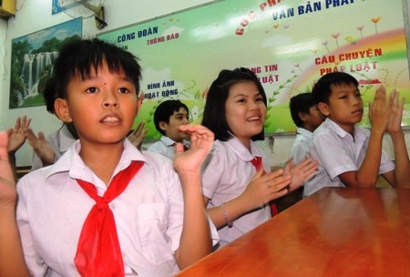 Lễ khai giảng vào... ban đêm - 5 Với học sinh trường phổ cập, lễ khai giảng là điều khẳng định mình được đến trường