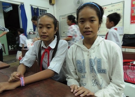 Lễ khai giảng vào... ban đêm - 3 Hai chị em sinh đôi Phạm Hồng Như và Phạm Hồng Kim
