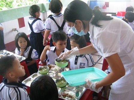 Câu chuyện giáo dục tại lớp học “con nhà nghèo” - 4 Hầu hết tại các trường ở thành phố, học sinh được chăm sóc... tận răng