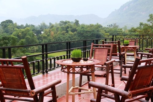 Mai Châu Sunset – Boutique Hotel được trang trí bằng tre.
