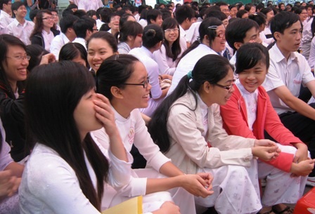 “Lạm thu” ở TPHCM: Thanh tra Bộ GD-ĐT vào cuộc - 1 Học sinh Trường THPT Hùng Vương, TPHCM