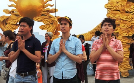 Bạn trẻ không ngại chùa “oán” tình nhân - 4 Thậm chí nhiều bạn trẻ còn xem ngôi chùa có lời đồn oán tình nhân là nơi cầu duyên cho mình.