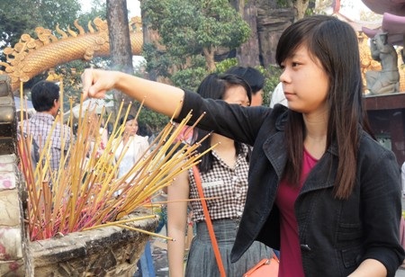 Bạn trẻ không ngại chùa “oán” tình nhân - 5 Thậm chí nhiều bạn trẻ còn xem ngôi chùa có lời đồn oán tình nhân là nơi cầu duyên cho mình.