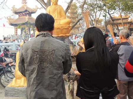 Bạn trẻ không ngại chùa “oán” tình nhân - 2 Bạn trẻ không ngại chùa “oán” tình nhân