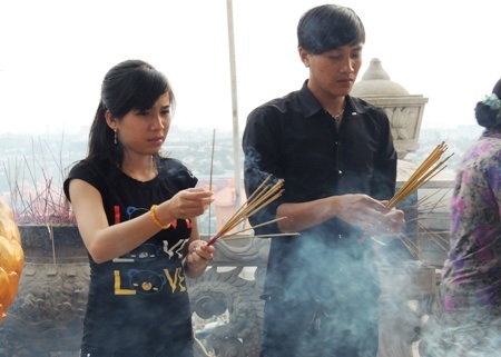 Bạn trẻ không ngại chùa “oán” tình nhân - 3 Bạn trẻ không ngại chùa “oán” tình nhân