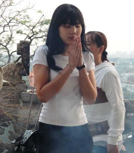 Bạn trẻ không ngại chùa “oán” tình nhân - 6 Ngôi chùa có tiếng ai oán tình nhân luôn đông nghịt người trẻ đến cầu khấn.