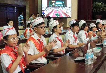 Thiếu nhi mong được giảm gánh nặng sách vở - 2 Học sinh TPHCM chia trẻ tâm tư cùng lãnh đạo thành phố nhân dịp đầu năm mới