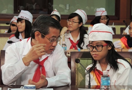Thiếu nhi mong được giảm gánh nặng sách vở - 3 Phó Chủ tịch UBND TPHCM Hứa Ngọc Thuận trò chuyện với học sinh