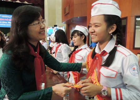 Thiếu nhi mong được giảm gánh nặng sách vở - 4 Phó Chủ tịch UBND TPHCM Hứa Ngọc Thuận trò chuyện với học sinh