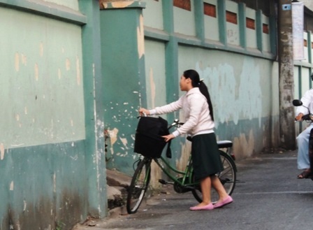 Trò đi muộn, trường học nhẹ nhàng tiễn Tết