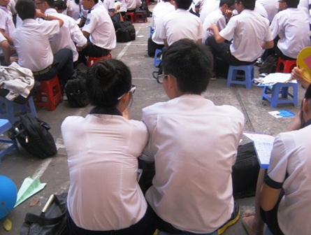 Học sinh “diễn phim tình cảm” ở trường học - 2 Tình cảm học trò cần những bộc lộ phù hợp với lứa tuổi và môi trường học đường.