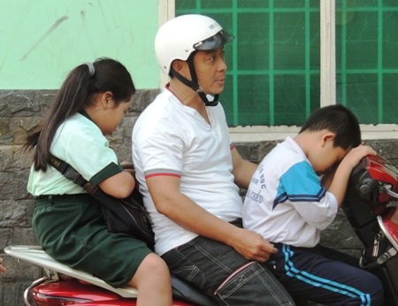 Một số em còn uể oải khi đến trường sau Tết. 