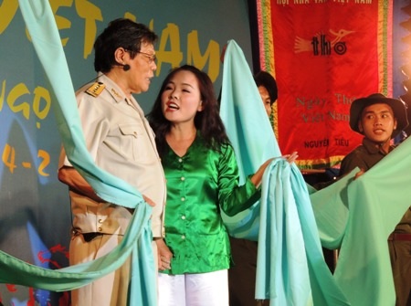 Nhà thơ nắm tay nhau đọc thơ về tình yêu quê hương đất nước - 5 Nhà thơ Lam Giang với