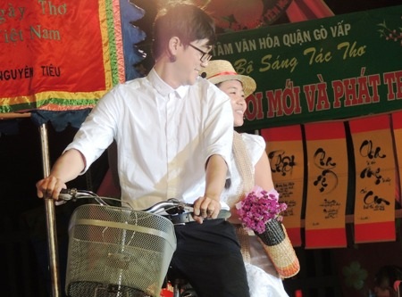 Nhà thơ nắm tay nhau đọc thơ về tình yêu quê hương đất nước - 1 Nhà thơ Ngô Thị Hạnh không ngại