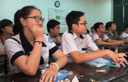 Sợ thất nghiệp, “tạm lánh” vào Sư phạm? - 2 Học sinh Trường THPT Trưng Vương, TPHCM tham gia buổi tư vấn tại trường về ngành Sư phạm
