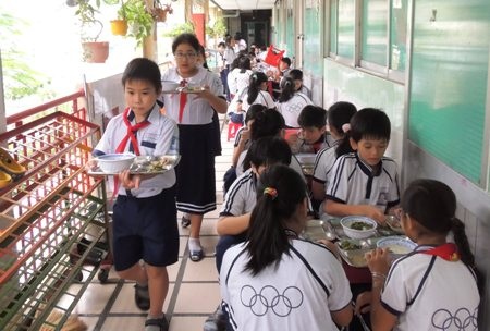 Các em không thuộc tổ trực sẽ phải tự bê đồ ăn, ăn xong thu dọn khay đĩa của mình vào đúng vị trí