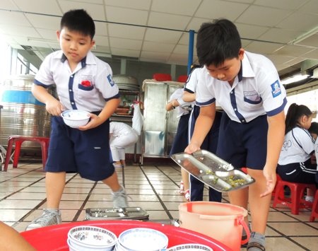 Các em không thuộc tổ trực sẽ phải tự bê đồ ăn, ăn xong thu dọn khay đĩa của mình vào đúng vị trí