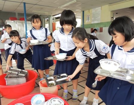 Các em không thuộc tổ trực sẽ phải tự bê đồ ăn, ăn xong thu dọn khay đĩa của mình vào đúng vị trí