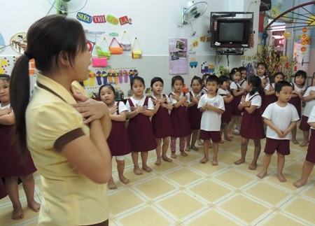 Trường học “bỏ rơi” trẻ dưới 18 tháng tuổi - 1 Trẻ lớn át đất trẻ dưới 18 tháng tuổi tại các trường mầm non