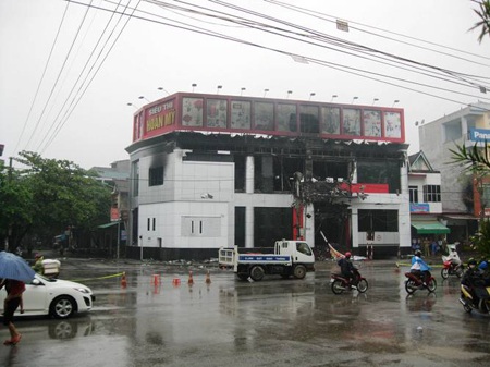 Cháy toàn bộ hàng hóa ở siêu thị lớn nhất Yên Bái - 1