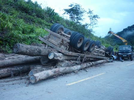 Xe đầu kéo mất phanh lật trên đèo, 3 người bị thương nặng - 1