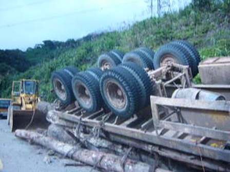 Xe đầu kéo mất phanh lật trên đèo, 3 người bị thương nặng - 2