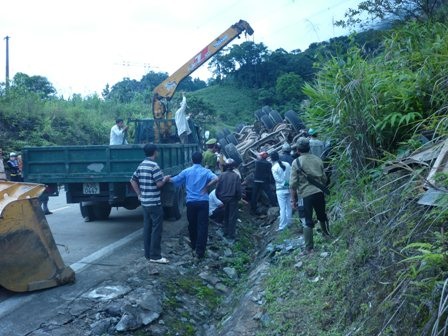 Xe đầu kéo mất phanh lật trên đèo, 3 người bị thương nặng - 3