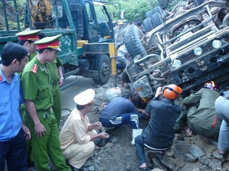 Xe đầu kéo mất phanh lật trên đèo, 3 người bị thương nặng - 4