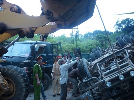 Xe đầu kéo mất phanh lật trên đèo, 3 người bị thương nặng - 5