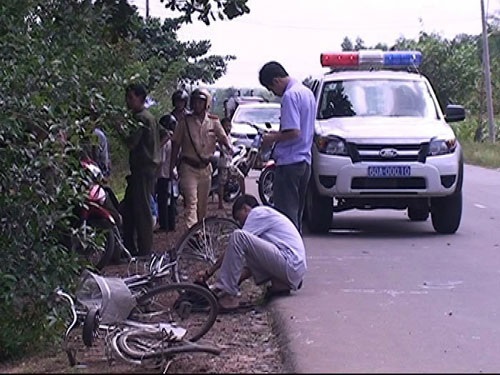 Chạy nhanh mất lái, xe tải cán chết 2 học sinh - 1 Chạy nhanh mất lái, xe tải cán chết 2 học sinh - 1