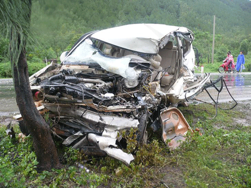 Xe máy tông xe tải, 1 sĩ quan quân đội tử vong - 1 Xe máy tông xe tải, 1 sĩ quan quân đội tử vong - 1